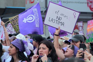 Mexico City, Meksika - 8 Mart 2025: Uluslararası Kadınlar Günü anısına Meksika 'da şiddet olaylarına son verilmesini ve taciz ve kadın cinayetlerine son verilmesini talep eden pankart