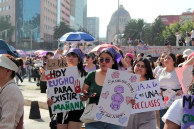 Mexico City, Meksika - 8 Mart 2025: Uluslararası Kadınlar Günü anısına Meksika 'da şiddet olaylarına son verilmesini ve taciz ve kadın cinayetlerine son verilmesini talep eden pankart