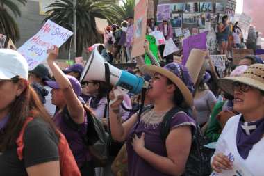 Mexico City, Mexico - 8 Mart 2025: Uluslararası Kadınlar Günü için Mexico City 'de 8 Mart' ta, mor giyinmiş binlerce kadın cinayet davaları için cinsiyet şiddeti ve adalete son verdi
