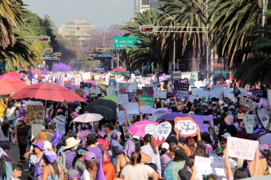 Mexico City, Mexico - 8 Mart 2025: Uluslararası Kadınlar Günü için Mexico City 'de 8 Mart' ta, mor giyinmiş binlerce kadın cinayet davaları için cinsiyet şiddeti ve adalete son verdi