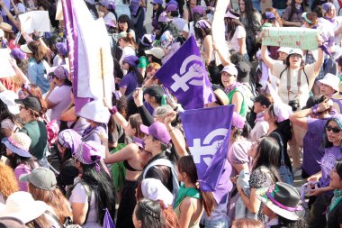 Mexico City, Mexico - 8 Mart 2025: Uluslararası Kadınlar Günü için Mexico City 'de 8 Mart' ta, mor giyinmiş binlerce kadın cinayet davaları için cinsiyet şiddeti ve adalete son verdi