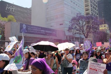 Mexico City, Mexico - 8 Mart 2025: Uluslararası Kadınlar Günü için Mexico City 'de 8 Mart' ta, mor giyinmiş binlerce kadın cinayet davaları için cinsiyet şiddeti ve adalete son verdi