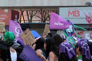 Mexico City, Mexico - 8 Mart 2025: Uluslararası Kadınlar Günü için Mexico City 'de 8 Mart' ta, mor giyinmiş binlerce kadın cinayet davaları için cinsiyet şiddeti ve adalete son verdi
