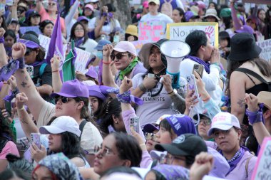 Mexico City, Mexico - 8 Mart 2025: Uluslararası Kadınlar Günü için Mexico City 'de 8 Mart' ta, mor giyinmiş binlerce kadın cinayet davaları için cinsiyet şiddeti ve adalete son verdi