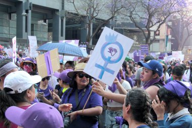 Mexico City, Mexico - 8 Mart 2025: Uluslararası Kadınlar Günü için Mexico City 'de 8 Mart' ta, mor giyinmiş binlerce kadın cinayet davaları için cinsiyet şiddeti ve adalete son verdi