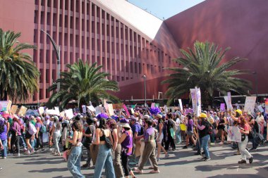 Mexico City, Mexico - 8 Mart 2025: Uluslararası Kadınlar Günü için Mexico City 'de 8 Mart' ta, mor giyinmiş binlerce kadın cinayet davaları için cinsiyet şiddeti ve adalete son verdi