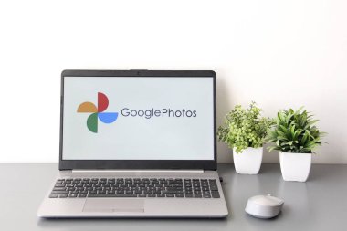 Mexico City, Mexico - 22 Şubat 2025: Google Photos, bulutlarda fotoğraf ve video depolama, düzenleme ve paylaşma için bir uygulama ve hizmettir. 