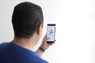 Mexico City, Mexico - 22 Şubat 2025: Google Photos, bulutlarda fotoğraf ve video depolama, düzenleme ve paylaşma için bir uygulama ve hizmettir. 