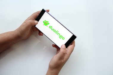 Mexico City, Mexico - 22 Şubat 2025: Duolingo İngilizce, Fransızca, Almanca, Portekizce, İtalyanca, Katalanca, Esperanto, Guarani ve İsveççe gibi dilleri öğrenmek için ücretsiz bir web platformu ve uygulamasıdır.