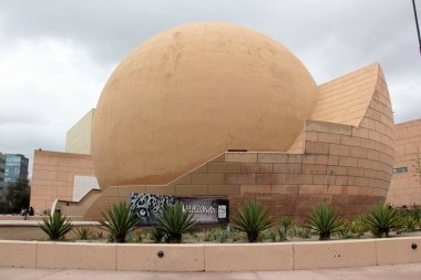 Tijuana, Baja California, Meksika - 14 Mart 2025: Meksika ile ABD arasındaki sınırdaki Tijuana Kültür Merkezi, sanatsal ve kültürel çalışmalar, kentin bir sembolü