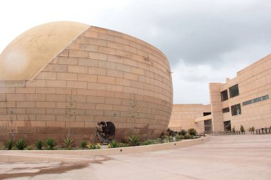 Tijuana, Baja California, Meksika - 14 Mart 2025: Meksika ile ABD arasındaki sınırdaki Tijuana Kültür Merkezi, sanatsal ve kültürel çalışmalar, kentin bir sembolü