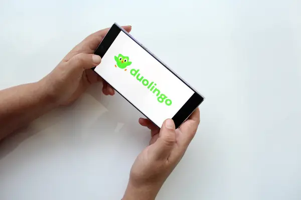 Mexico City, Mexico - 22 Şubat 2025: Duolingo İngilizce, Fransızca, Almanca, Portekizce, İtalyanca, Katalanca, Esperanto, Guarani ve İsveççe gibi dilleri öğrenmek için ücretsiz bir web platformu ve uygulamasıdır.