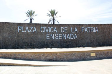 Ensenada, Baja California, Meksika - 16 Aralık 2025: Pier, Monumental Flag Park ve Ensenada, Baja California, Meksika 'da bir gemi limanı