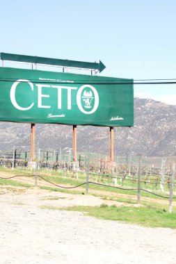 Ensenada, Baja California, Meksika - 17 Aralık 2025: Valle de Guadalupe, Ensenada, Baja California, Meksika 'da bulunan şarap yetiştirme bölgesi olan Şarap Yolu' nu kapsayan vadilerden biridir.