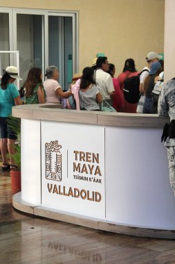 Valladolid, Yucatan, Meksika - 27 Ekim 2024: Meksika 'da yerel halkı taşımak ve turizmi teşvik etmek için güneydoğu Meksika' ya bağlanan Maya treninin Valladolid İstasyonu