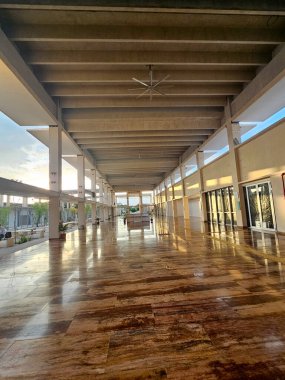 Valladolid, Yucatan, Meksika - 27 Ekim 2024: Meksika 'da yerel halkı taşımak ve turizmi teşvik etmek için güneydoğu Meksika' ya bağlanan Maya treninin Valladolid İstasyonu