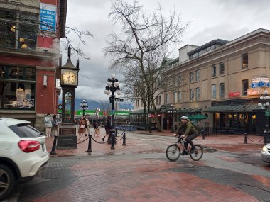 Vancouver, British Columbia, Kanada - 15 Mart 2022 - Gastown 'da bulunan Vancouver Buhar Saati, 15 dakikada bir ıslık ve saat başı melodi yayan şehrin buharlı bir simgesidir.