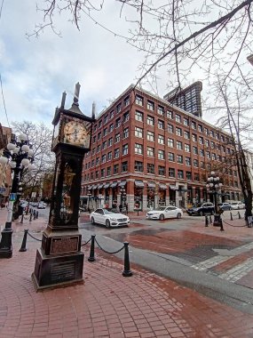 Vancouver, British Columbia, Kanada - 15 Mart 2022 - Gastown 'da bulunan Vancouver Buhar Saati, 15 dakikada bir ıslık ve saat başı melodi yayan şehrin buharlı bir simgesidir.