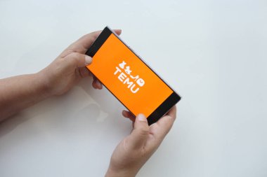 Mexico City, Mexico - 22 Şubat 2025: Temu tüketicileri satıcılara, üreticilere ve markalara bağlayan, başta Çin olmak üzere düşük fiyatlı ürünler sunan çevrimiçi bir e-ticaret pazarıdır.