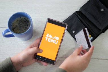 Mexico City, Mexico - 22 Şubat 2025: Temu tüketicileri satıcılara, üreticilere ve markalara bağlayan, başta Çin olmak üzere düşük fiyatlı ürünler sunan çevrimiçi bir e-ticaret pazarıdır.