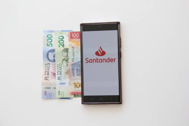 Mexico City, Mexico - 22 Şubat 2025: Banco Santander ticari bankacılık, yatırım ve aracılık dahil olmak üzere finansal ürünler ve hizmetler sunmaktadır