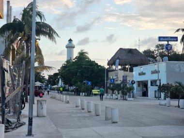 Progreso, Yucatan, Meksika - 28 Ekim 2024: Progreso, Meksika 'nın Yucatan Yarımadası' ndaki bir liman kenti, sazdan çatılı restoranların rıhtımına sahip ikonik bir yolcu gemisi iskelesi içeriyor.