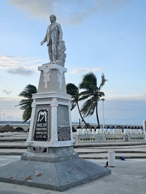 Progreso, Yucatan, Meksika - 28 Ekim 2024: Progreso, Meksika 'nın Yucatan Yarımadası' ndaki bir liman kenti, sazdan çatılı restoranların rıhtımına sahip ikonik bir yolcu gemisi iskelesi içeriyor.