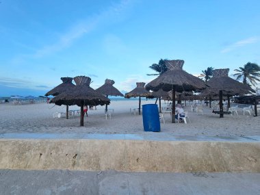 Progreso, Yucatan, Meksika - 28 Ekim 2024: Progreso, Meksika 'nın Yucatan Yarımadası' ndaki bir liman kenti, sazdan çatılı restoranların rıhtımına sahip ikonik bir yolcu gemisi iskelesi içeriyor.