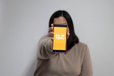 Mexico City, Mexico - 22 Şubat 2025: Temu tüketicileri satıcılara, üreticilere ve markalara bağlayan, başta Çin olmak üzere düşük fiyatlı ürünler sunan çevrimiçi bir e-ticaret pazarıdır.
