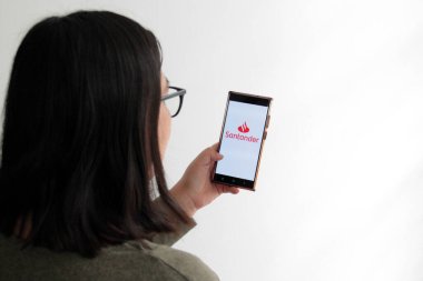 Mexico City, Mexico - 22 Şubat 2025: Banco Santander ticari bankacılık, yatırım ve aracılık dahil olmak üzere finansal ürünler ve hizmetler sunmaktadır