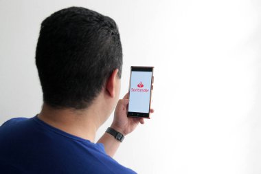 Mexico City, Mexico - 22 Şubat 2025: Banco Santander ticari bankacılık, yatırım ve aracılık dahil olmak üzere finansal ürünler ve hizmetler sunmaktadır