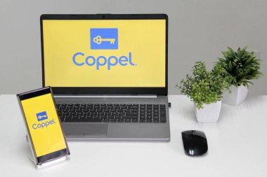 Mexico City, Mexico - 22 Şubat 2025: Coppel, Meksika 'nın en büyük perakende zincirlerinden biri olan finansal ürünler ve hizmetler için çevrimiçi alışveriş için mobil uygulama ve bir laptop web sitesi sunmaktadır.