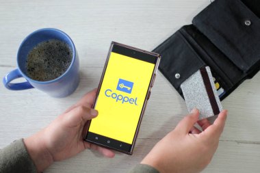 Mexico City, Mexico - 22 Şubat 2025: Coppel, Meksika 'nın en büyük perakende zincirlerinden biri olan finansal ürünler ve hizmetler için çevrimiçi alışveriş için mobil uygulama ve bir laptop web sitesi sunmaktadır.