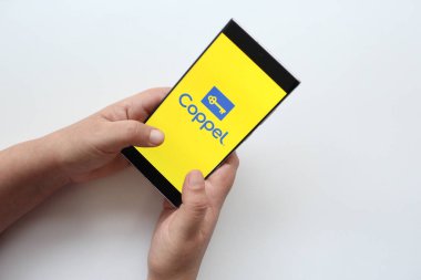 Mexico City, Mexico - 22 Şubat 2025: Coppel, Meksika 'nın en büyük perakende zincirlerinden biri olan finansal ürünler ve hizmetler için çevrimiçi alışveriş için mobil uygulama ve bir laptop web sitesi sunmaktadır.
