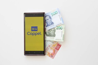 Mexico City, Mexico - 22 Şubat 2025: Coppel, Meksika 'nın en büyük perakende zincirlerinden biri olan finansal ürünler ve hizmetler için çevrimiçi alışveriş için mobil uygulama ve bir laptop web sitesi sunmaktadır.