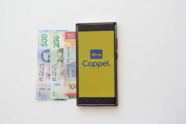 Mexico City, Mexico - 22 Şubat 2025: Coppel, Meksika 'nın en büyük perakende zincirlerinden biri olan finansal ürünler ve hizmetler için çevrimiçi alışveriş için mobil uygulama ve bir laptop web sitesi sunmaktadır.