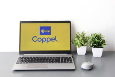 Mexico City, Mexico - 22 Şubat 2025: Coppel, Meksika 'nın en büyük perakende zincirlerinden biri olan finansal ürünler ve hizmetler için çevrimiçi alışveriş için mobil uygulama ve bir laptop web sitesi sunmaktadır.