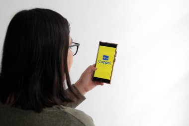 Mexico City, Mexico - 22 Şubat 2025: Coppel, Meksika 'nın en büyük perakende zincirlerinden biri olan finansal ürünler ve hizmetler için çevrimiçi alışveriş için mobil uygulama ve bir laptop web sitesi sunmaktadır.