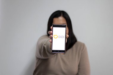 Mexico City, Mexico - 22 Şubat 2025: DiDi uygulaması taksiler ve özel arabalar aracılığıyla seyahat hizmetleri sunan akıllı bir hareketlilik platformu