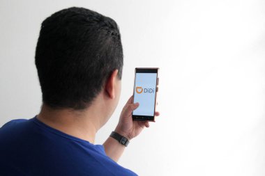 Mexico City, Mexico - 22 Şubat 2025: DiDi uygulaması taksiler ve özel arabalar aracılığıyla seyahat hizmetleri sunan akıllı bir hareketlilik platformu