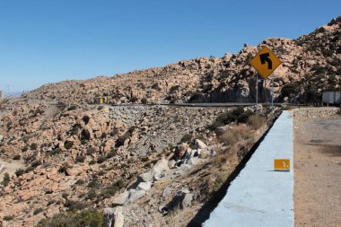 Rumorosa 'nın dağlık manzaraları, Baja California, Meksika' da Meksikalıdan Tecate 'ye uzanan otoyol, adı rüzgarın kaya oluşumları boyunca çıkardığı sesten kaynaklanıyor.