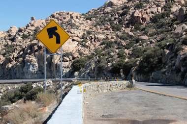 Rumorosa 'nın dağlık manzaraları, Baja California, Meksika' da Meksikalıdan Tecate 'ye uzanan otoyol, adı rüzgarın kaya oluşumları boyunca çıkardığı sesten kaynaklanıyor.