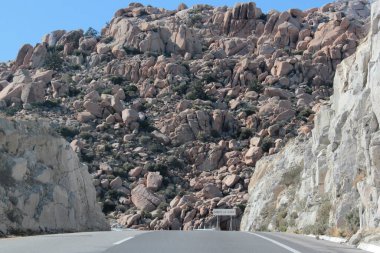 Rumorosa 'nın dağlık manzaraları, Baja California, Meksika' da Meksikalıdan Tecate 'ye uzanan otoyol, adı rüzgarın kaya oluşumları boyunca çıkardığı sesten kaynaklanıyor.