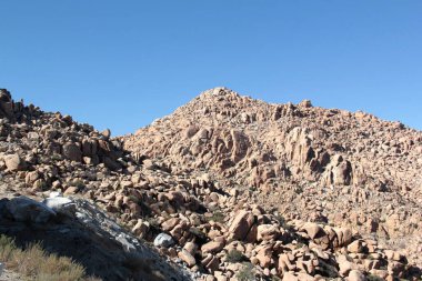 Rumorosa 'nın dağlık manzaraları, Baja California, Meksika' da Meksikalıdan Tecate 'ye uzanan otoyol, adı rüzgarın kaya oluşumları boyunca çıkardığı sesten kaynaklanıyor.