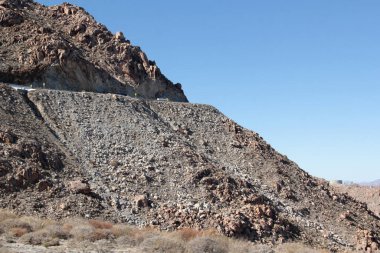 Rumorosa 'nın dağlık manzaraları, Baja California, Meksika' da Meksikalıdan Tecate 'ye uzanan otoyol, adı rüzgarın kaya oluşumları boyunca çıkardığı sesten kaynaklanıyor.