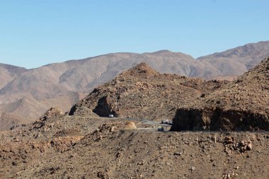 Rumorosa 'nın dağlık manzaraları, Baja California, Meksika' da Meksikalıdan Tecate 'ye uzanan otoyol, adı rüzgarın kaya oluşumları boyunca çıkardığı sesten kaynaklanıyor.