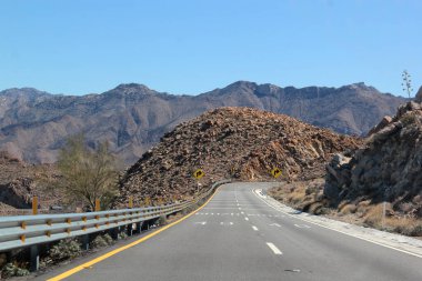 Rumorosa 'nın dağlık manzaraları, Baja California, Meksika' da Meksikalıdan Tecate 'ye uzanan otoyol, adı rüzgarın kaya oluşumları boyunca çıkardığı sesten kaynaklanıyor.