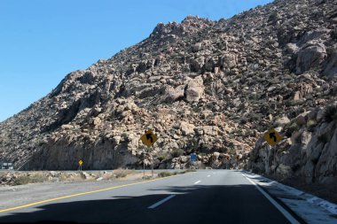 Rumorosa 'nın dağlık manzaraları, Baja California, Meksika' da Meksikalıdan Tecate 'ye uzanan otoyol, adı rüzgarın kaya oluşumları boyunca çıkardığı sesten kaynaklanıyor.
