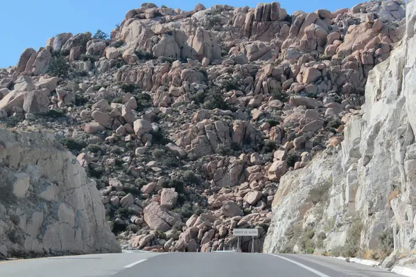 Rumorosa 'nın dağlık manzaraları, Baja California, Meksika' da Meksikalıdan Tecate 'ye uzanan otoyol, adı rüzgarın kaya oluşumları boyunca çıkardığı sesten kaynaklanıyor.