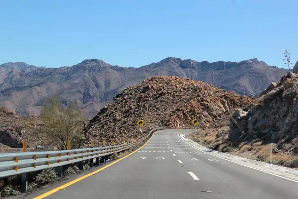 Rumorosa 'nın dağlık manzaraları, Baja California, Meksika' da Meksikalıdan Tecate 'ye uzanan otoyol, adı rüzgarın kaya oluşumları boyunca çıkardığı sesten kaynaklanıyor.